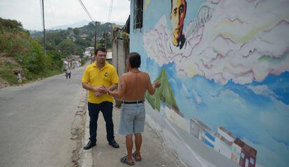 El padre To&ntilde;o, Antonio Rodr&iacute;guez, en Mejicanos, San Salvador.