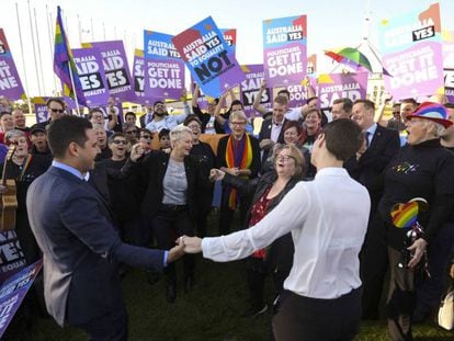 Manifestantes pro matrimonio gay celebran la aprobación de la nueva ley.