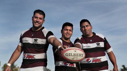 Daniel López, Ramón Ruiz y José Arrieta al finalizar el partido de rugby en la Ciudad Universitaria, en donde realizan un intercambio de conocimientos sobre el deporte como una herramienta de control y prevención de la violencia, el pasado 30 de octubre de 2022.