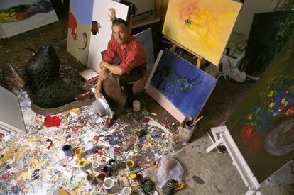 Sebastián Palomo Linares in his studio The bullfighter with some of his paintings