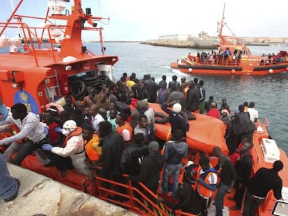 Llegada al puerto de Tarifa de cientos inmigrantes subsaharianos.