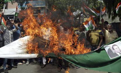 Activistas de la organización Shiv Sena queman fotografías del primer ministro paquistaní, Nawaz Sharif, y del jefe del Estado Mayor, Qamar Javed Bajwa, durante una protesta en contra de Pakistán por la mutilación de los cuerpos de dos soldados indios en Jammu, en la Cachemira india.