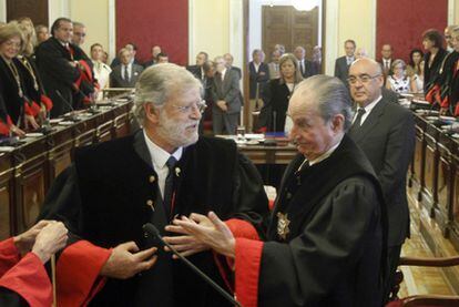 El expresidente de Extremadura Juan Carlos Rodríguez Ibarra (a la izquierda), junto a Landelino Revilla, en la toma de posesión.