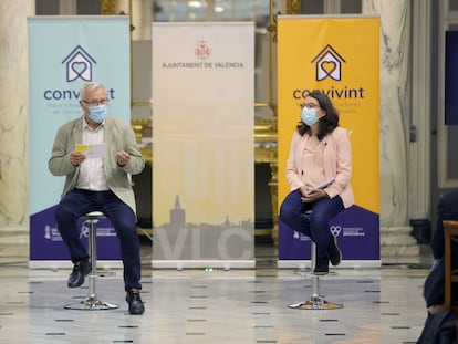 El alcalde de València, Joan Ribó, y la vicepresidenta del Consell y titular de Igualdad y Políticas Inclusivas, Mónica Oltra, en la presentación del Pla Convivint para la ciudad.
