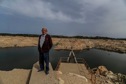 Arturo de Inés, alcalde de Villaseco de los Reyes, junto a la toma de agua del pantano de la Almendra para los pueblos de la zona.