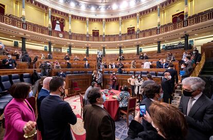 Varios ciudadanos visitan el hemiciclo del Congreso el día 3 de diciembre, al inicio de las jornadas de puertas abiertas celebradas en el Congreso con motivo del aniversario de la Constitución.