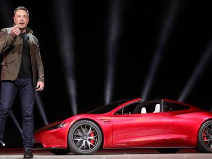 Elon Musk, CEO de Tesla, presentando el modelo Roadster 2 en Hawthorne (California, EE UU).