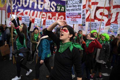 Activistas a favor de la legalización del aborto se manifiestan frente al Congreso en Buenos Aires (Argentina). 