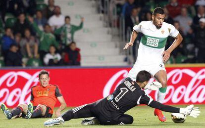 Jonathas de Jesús intenta superar a Gerónimo Rulli.