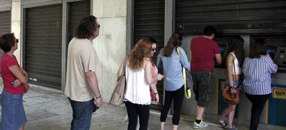 Cola de gente en un cajero autom&aacute;tico del Banco Nacional de Grecia en Atenas. 