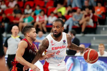 Lorenzo Brown, ante el belga Lecomte.