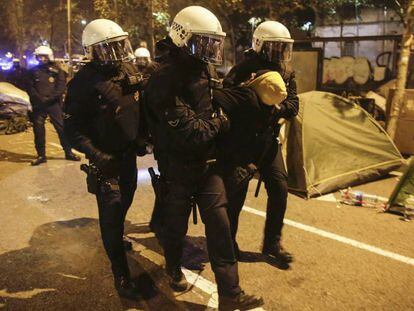 Desalojo de la acampada en Barcelona. En vídeo, imágenes del desalojo.