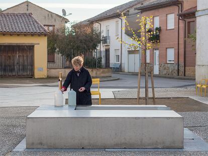 La fuente es testigo habitual de las tertulias rurales, un lugar donde las personas que llenan sus garrafas aprovechan para charlar.
