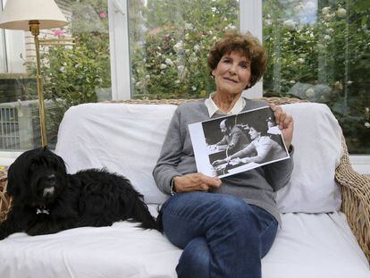 María Teresa Revilla, en su casa de Madrid, con una foto de cuando era diputada.