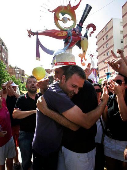 El artista Vicente Martínez y el presidente de la comisión de Florida-Portazgo, Manuel Jiménez, se abrazan tras la concesión del primer premio a su monumento.