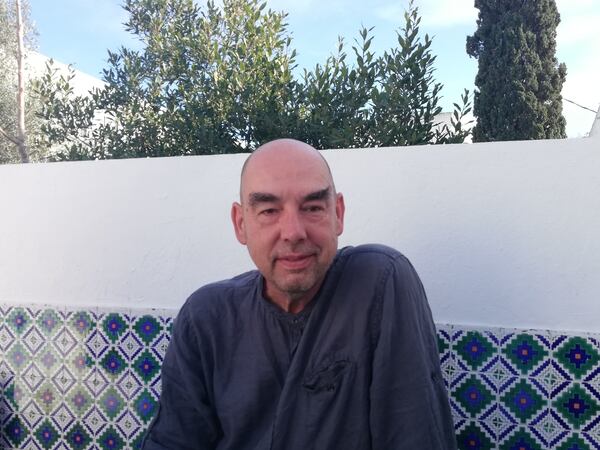 El escritor Santiago Alba Rico en su casa en Túnez. / ROSA DÍAZ