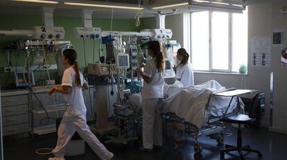 Enfermeras atiende a una mujer en el Hospital La Paz en una imagen de archivo. 