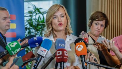La ministra de Educación en funciones, Pilar Alegría, se dirige a los medios en la sede del Parlamento Europeo, este jueves en Bruselas.