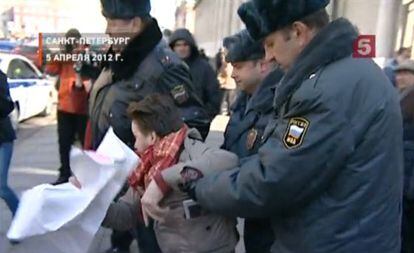 Agentes rusos detienen a Aléxei Kiselev.