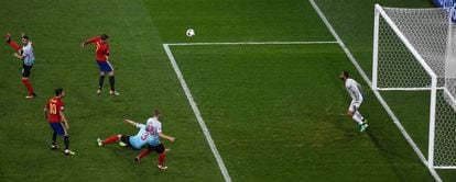 Morata marca de cabeza el primer gol de España.