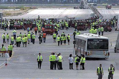 Una de las pistas tomadas por empleados de Iberia en el aeropuerto de El Prat el pasado 28 de julio.