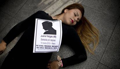 Una dona participa en una manifestació contra el feminicidi a Santiago de Xile.