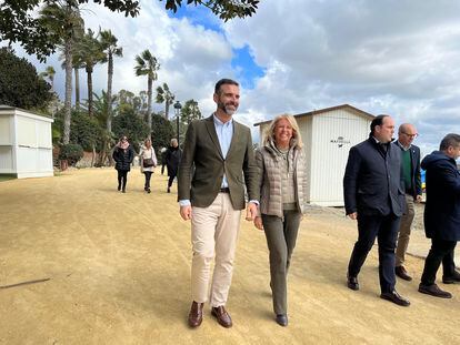 El consejero andaluz de Sostenibilidad, Ramón Fernández-Pacheco, y la alcaldesa de Marbella, Ángeles Muñoz, pasean por el paseo marítimo del municipio malagueño, este lunes.