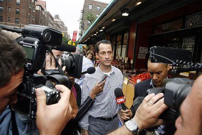 El congresista Anthony Weiner pasea por las calles de Nueva York rodeado de periodistas.