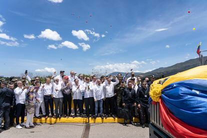 Funcionarios de ambos Gobiernos presencian el paso del primer camión desde Venezuela a Colombia, en el puente Simón Bolívar.