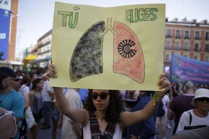 Una mujer muestra un cartel a favor de Madrid Central.