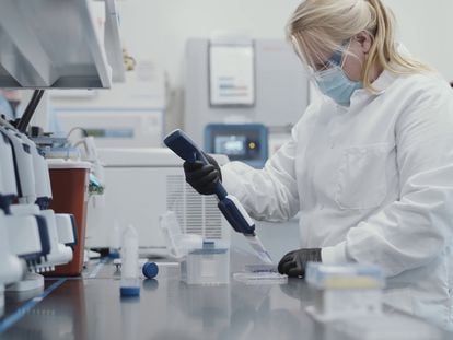 Una científica trabaja en la vacuna del coronavirus de la firma farmacéutica Moderna.