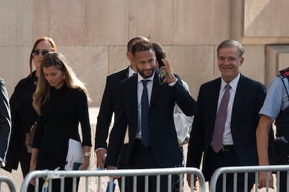 Neymar a su llegada al juicio por el ‘caso Neymar 2’, en la Audiencia de Barcelona, el 18 de octubre de 2022.