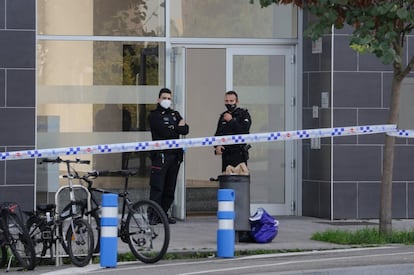 Agentes de la Ertzaintza custodian en Vitoria el domicilio donde Gil Peláez atacó con un cuchillo a una mujer.