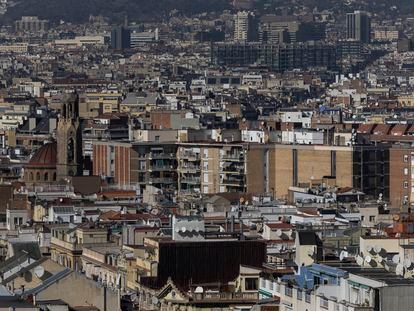 Vista de viviendas de los barrios de Poble-sec y Sant Antoni, este mes de febrero en Barcelona.