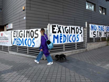 Varios carteles colocados en la entrada del Centro de Salud Paseo Imperial, en Madrid, para pedir médicos en los servicios de urgencias.