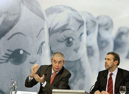 El presidente de la Xunta, Emilio Pérez Touriño (izqda.), y el consejero de Economía, Manuel Fernández Antonio, en la rueda de prensa en la que han presentado la modificación del impuesto de sucesiones en Galicia.