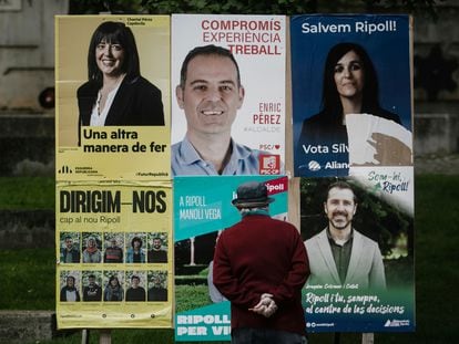 Varios carteles electorales en una calle de Ripoll (Girona), donde se impuso el partido de ultraderecha Aliança Catalana.