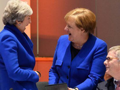 Merkel y May se ríen poco antes de empezar la cumbre en Bruselas.
