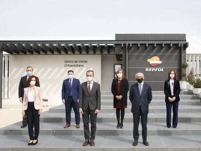 Pedro Duque, ministro de Ciencia e Innovación, visita el centro de Repsol en Puertollano (Ciudad Real), acompañado del presidente de la compañía, Antonio Brufau.