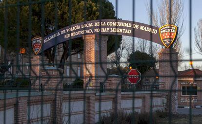 Entrada cerrada de la Academia de Polic&iacute;a, en la carretera de Colmenar Viejo, en la zona de Valdelatas.