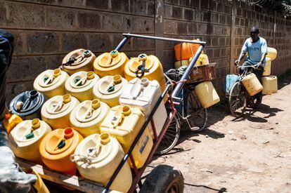 El bidón es un símbolo en todo el continente africano. Acarrear agua en ellos cargados en carros es una práctica común en zonas más urbanas, como esta en Nairobi (Kenia).