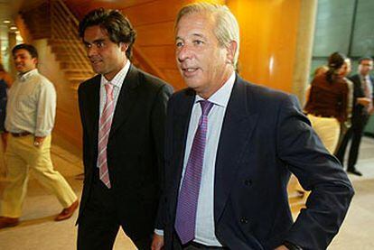 Ricardo Romero de Tejada (a la derecha), en la comisión de investigación de la Asamblea de Madrid.
