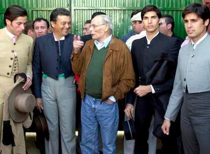 El diestro junto a su hijo José Rivera y sus nietos, Canales Rivera, Cayetano Rivera Ordóñez y Francisco Rivera Ordóñez, en Zahara de los Atunes (Cádiz) en 2003