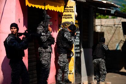 Policías de Río de Janeiro participan en una operación en la favela de Jacarezinho, en territorio dominado por el grupo narcotraficante Comando Vermelho, el pasado 6 de mayo.