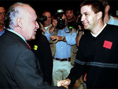 El presidente del PNV, Xabier Arzalluz, saluda al portavoz de EH, Arnaldo Otegi, en septiembre de 1999.