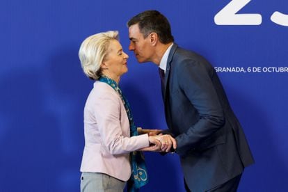 El presidente del Gobierno en funciones, Pedro Sánchez, saluda a la presidenta de la Comisión Europea, Ursula von der Leyen, este viernes durante la cumbre de Granada.
