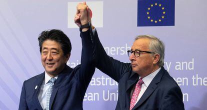 El primer ministro japonés, Shinzo Abe y el presidente de la Comisión Europea (CE), Jean-Claude Juncker, tras la firma de un acuerdo de conectividad sostenible, el pasado 27 de septiembre. OLIVIER HOSLET (EFE)
 
 
