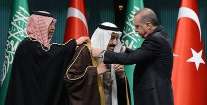 El presidente de Turquía, Recep Tayyip Erdogan, entrega el martes la medalla más alta del Estado turco al rey Salman de Arabia Saudí.
