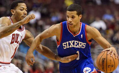 Carter-Williams intenta superar a Derrick Rose