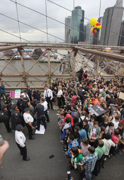 Indignados neoyorkinos en el puente de Brooklyn.